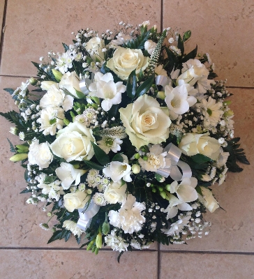 White  and cream posy pad